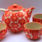 Teekanne und Teeschalen orange Blume